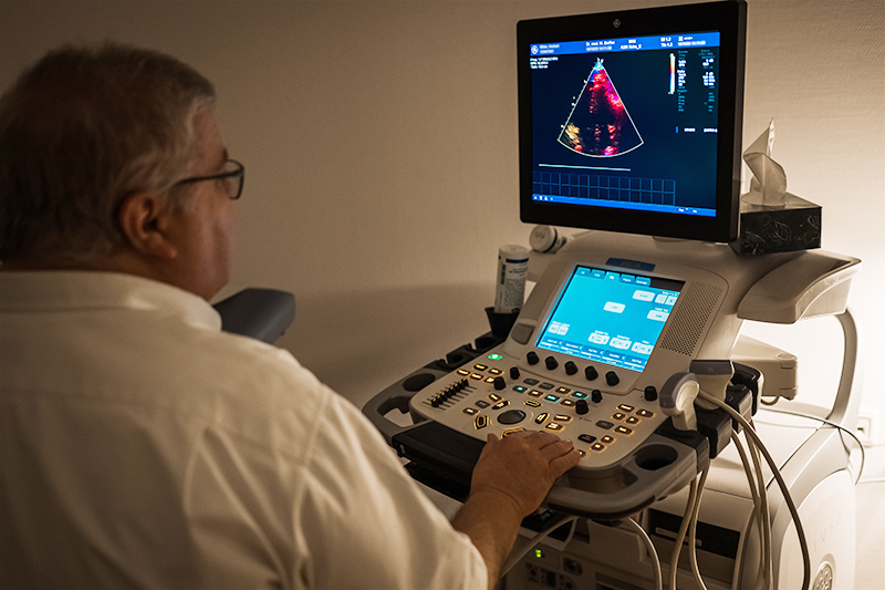 kardiologische-untersuchung-dr-steffen- Dr. med. Wolfgang Steffen während einer kardiologischen Untersuchung in Rottweil